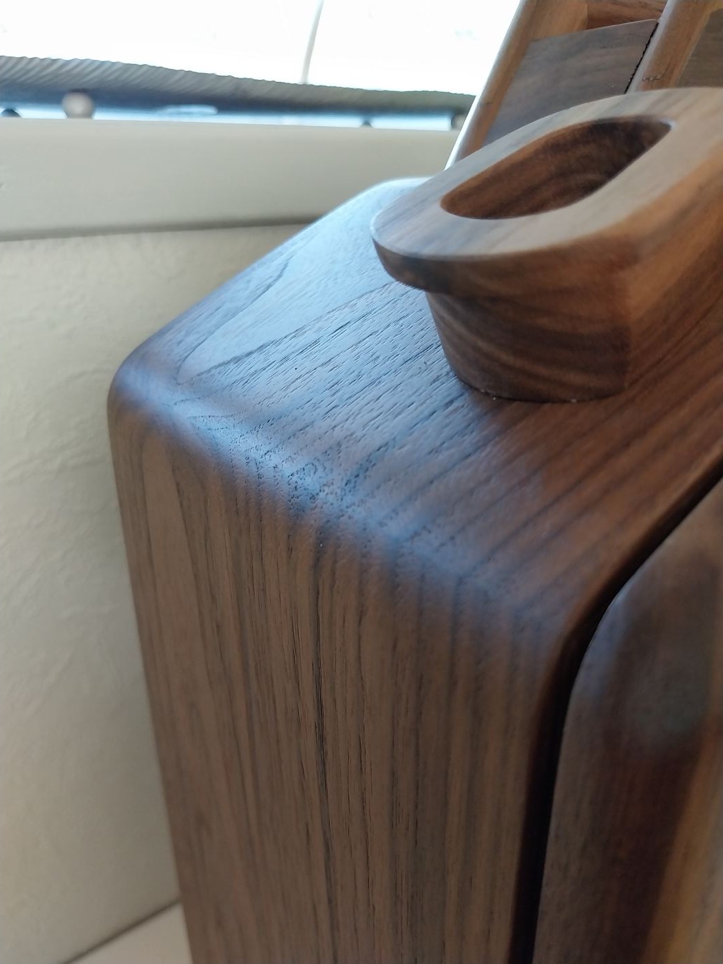 Detalje af studsen øverst på skabet