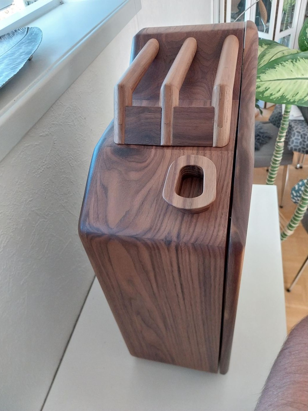 Detalje af håndtaget i valnød